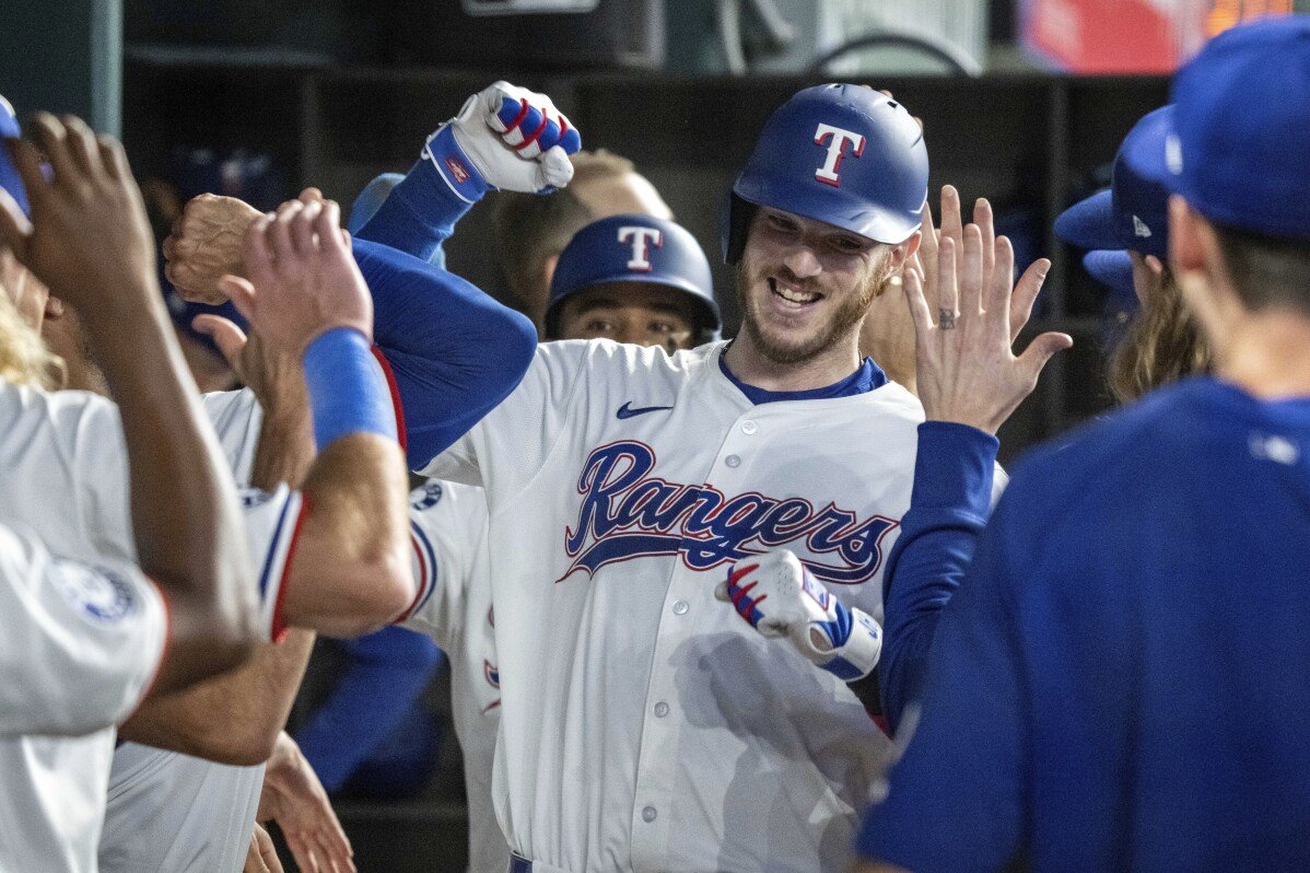 Heim, Taveras homenageiam consecutivamente para apagar déficit no 4º inning, enquanto Rangers batem Red Sox 7-4