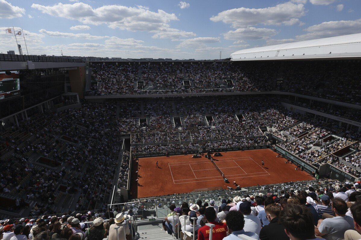 Jogadores de tênis olímpicos retornam ao saibro vermelho de Roland Garros em Paris depois da grama de Wimbledon